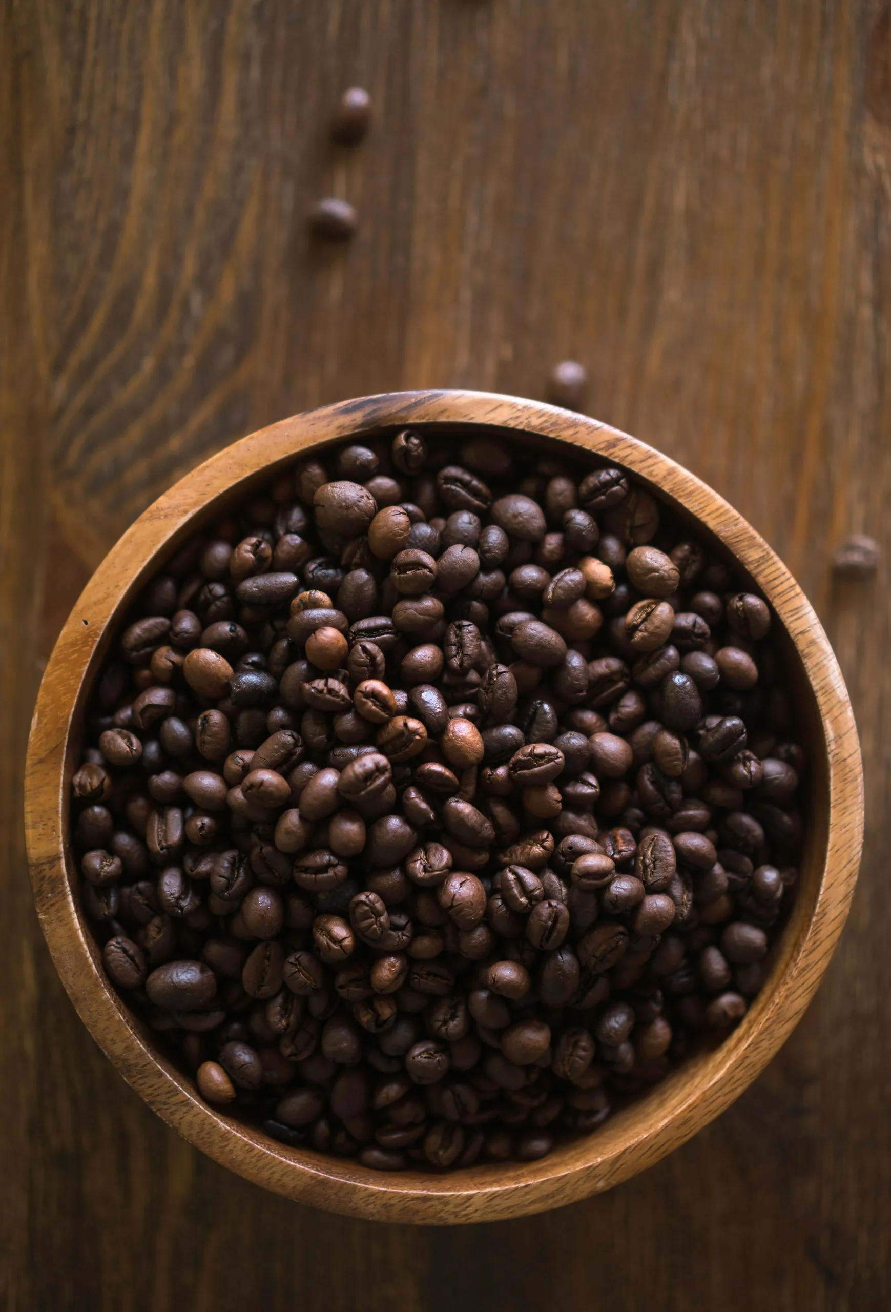 Grãos do Café Mantiqueira em recipiente de cerâmica